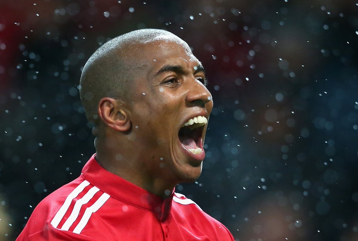 Bay gio, tat ca da thay mot Ashley Young thien tai hinh anh