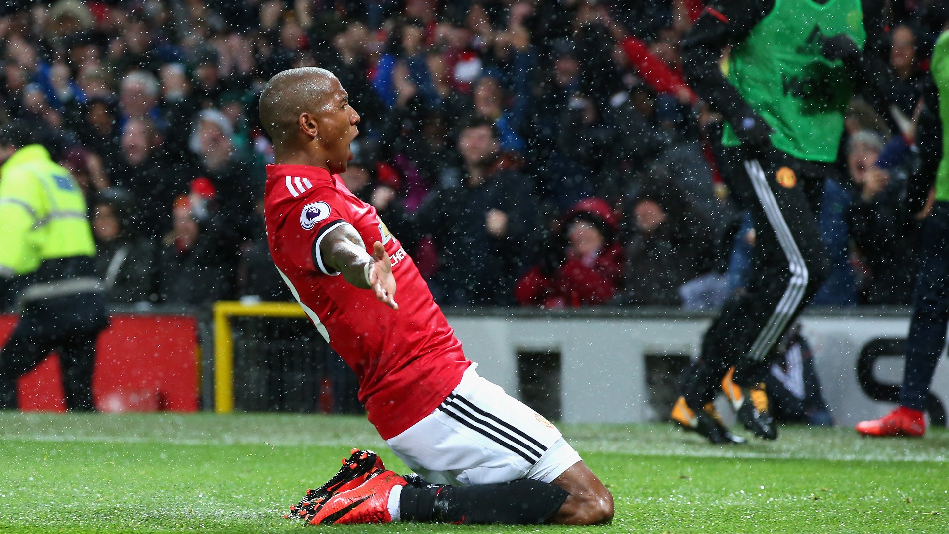 Ở tuổi 32, Ashley Young mới bắt đầu chinh phục ảnh 3 O tuoi 32, Ashley Young moi bat dau chinh phuc anh 3