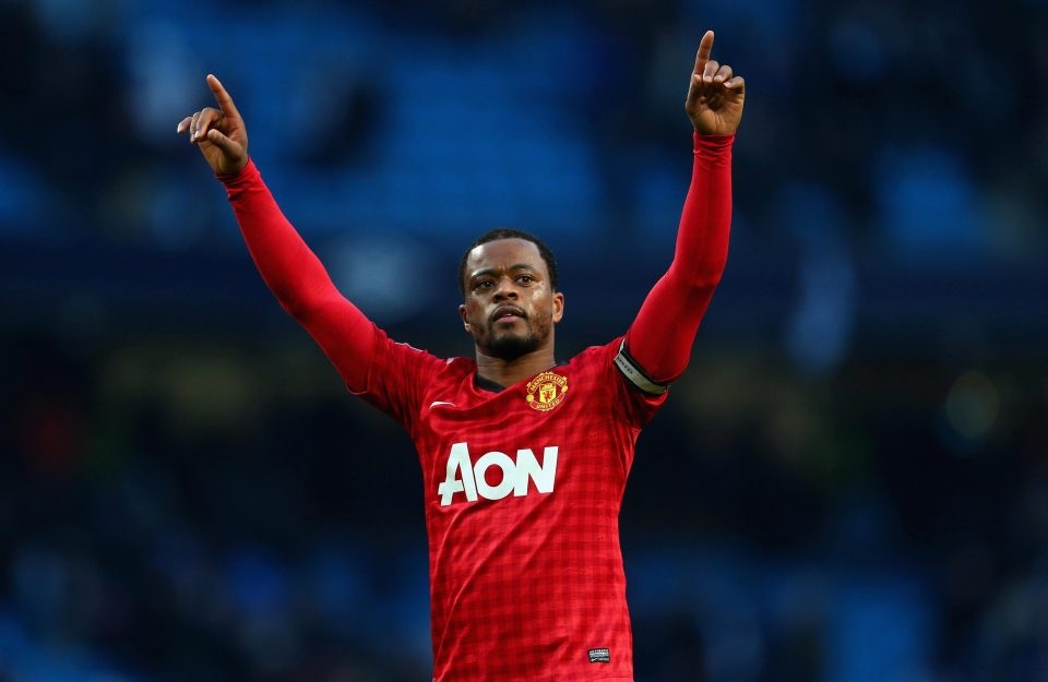 Patrice Evra tro lai Anh: Gung gia lieu co con cay? hinh anh