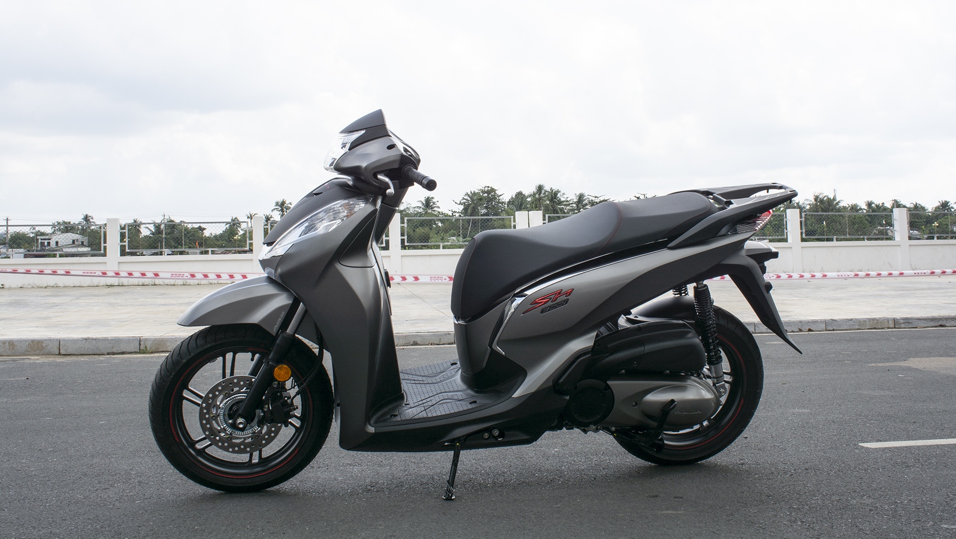 Honda SH 300i 2019 ve VN sau 2 tuan ra mat, gia 270-300 trieu hinh anh