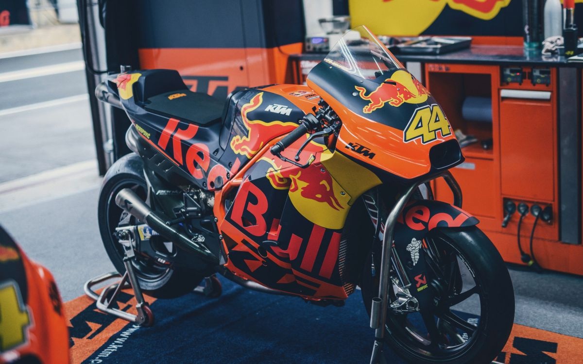 KTM rao ban xe dua MotoGP tren Facebook, gia tuong duong sieu xe hinh anh