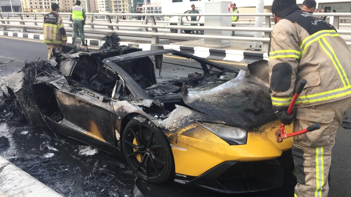 Vi sao nhung chiec sieu xe de bi boc chay? hinh anh