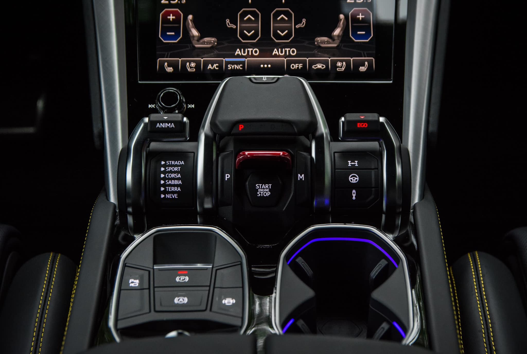 Lamborghini Urus thu 3 ve Viet Nam anh 9