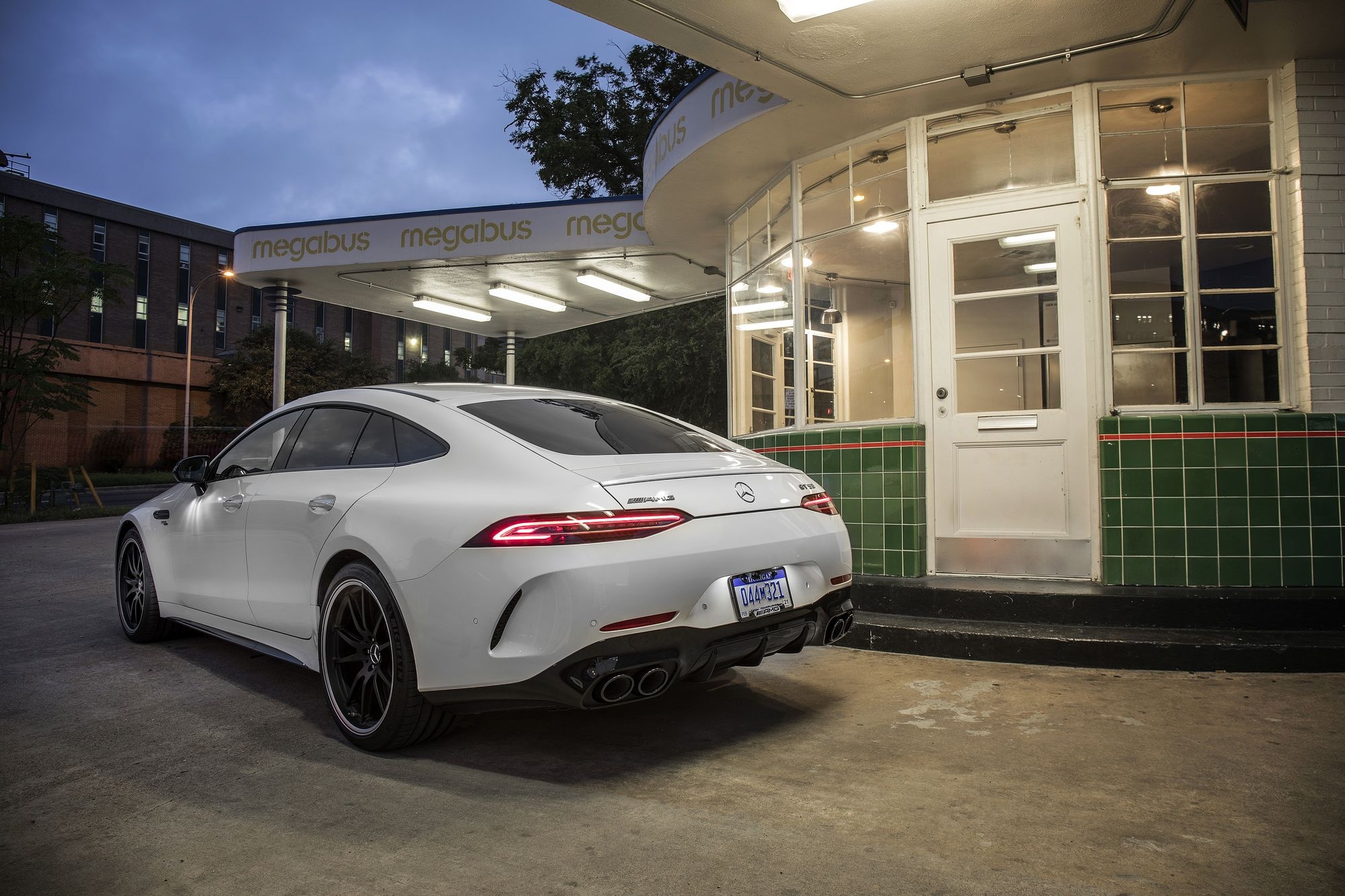 Mercedes-Benz AMG GT 4 cua ra mat tai My anh 6