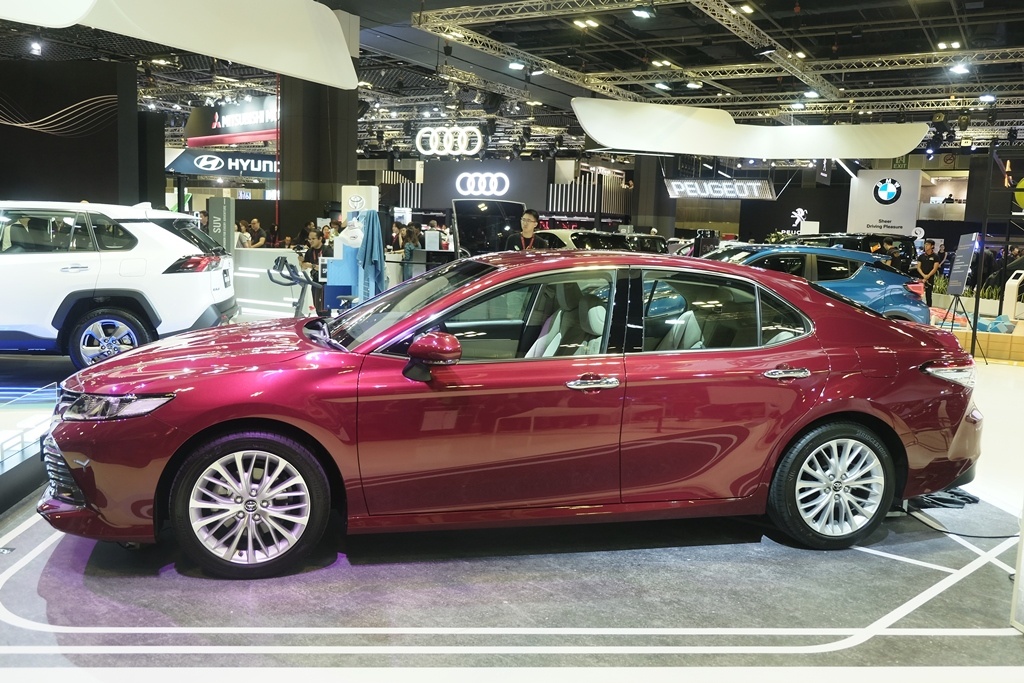 Toyota Camry 2019 ra mat tai Singapore anh 2