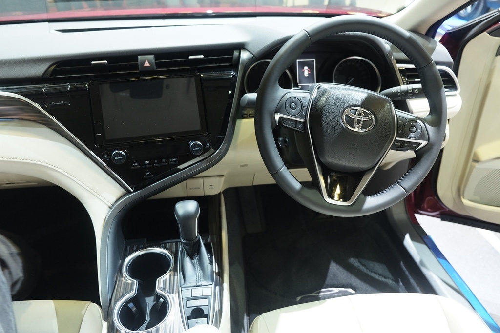 Toyota Camry 2019 ra mat tai Singapore anh 3