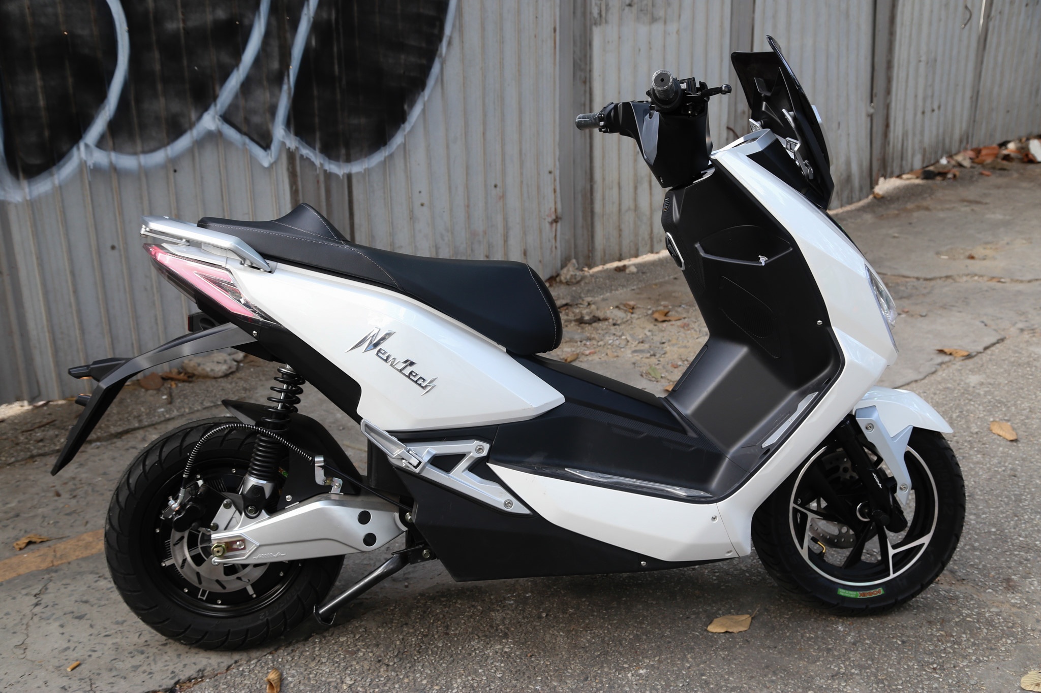 So sanh Pega NewTech va Aima Tiger X6 anh 1