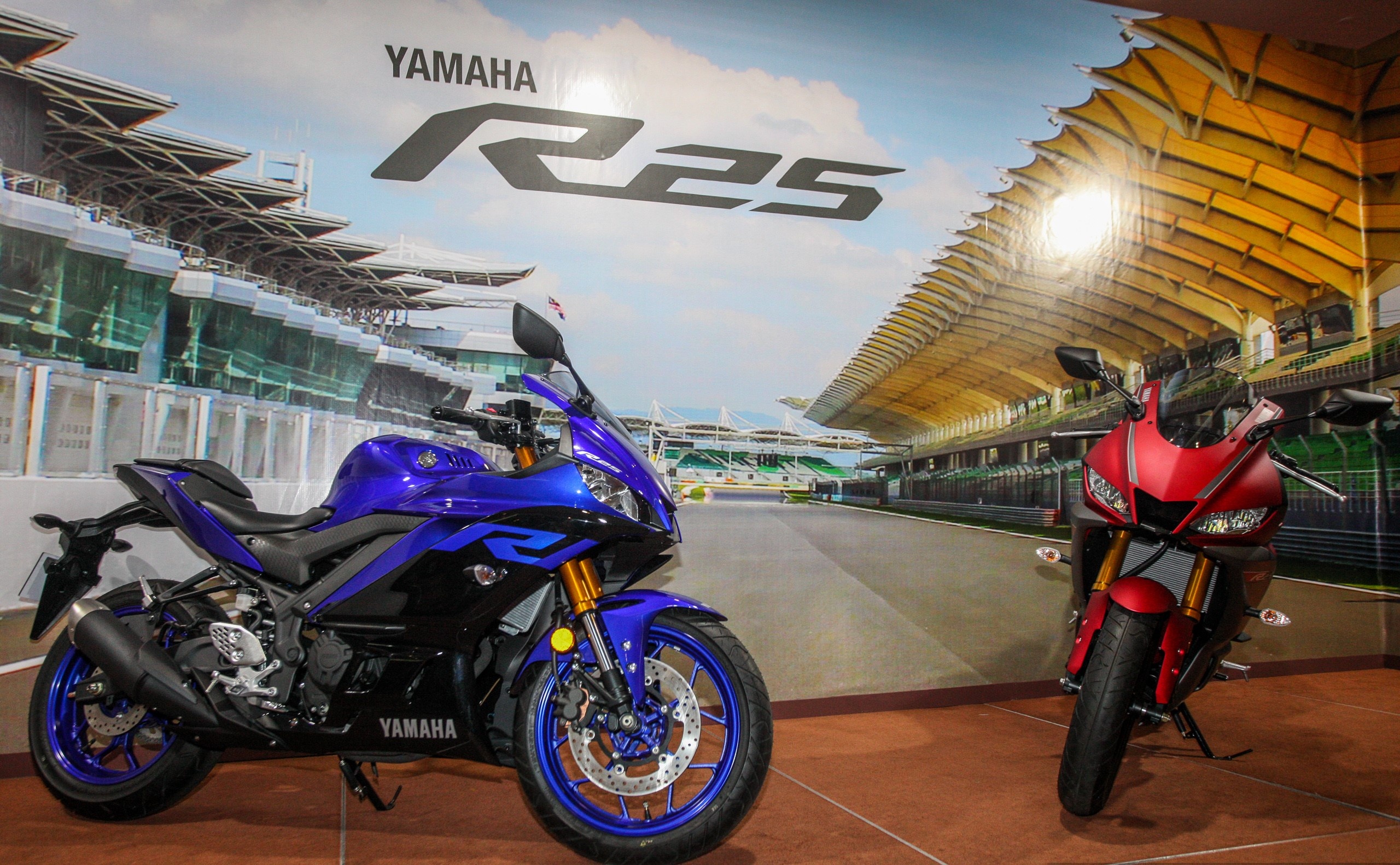 Yamaha YZF-R25 2019 ra mat tai Malaysia, khong khac gi R125 hinh anh