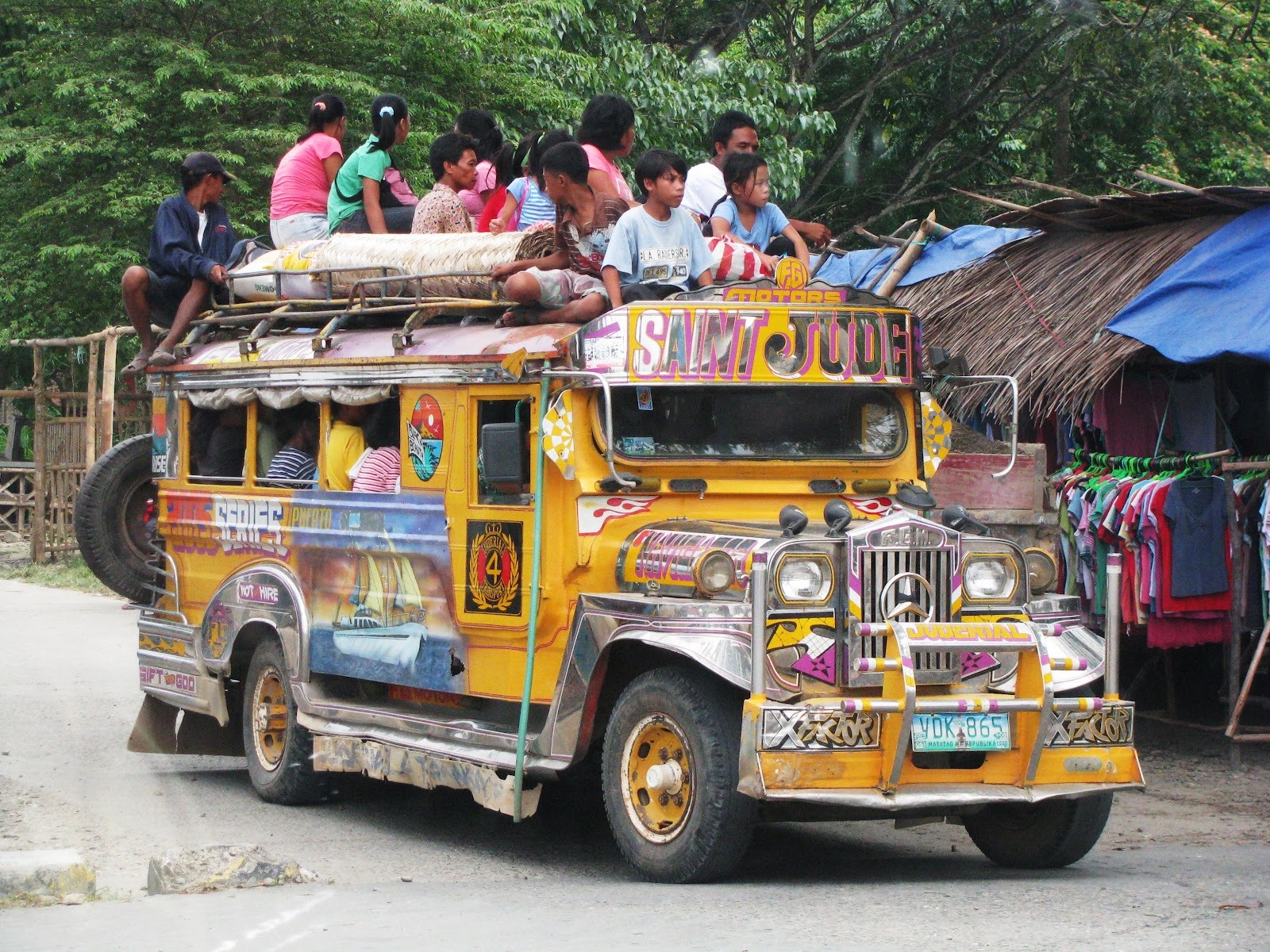 'Dac san' xe Jeepney cua Philippines sap bien mat hinh anh