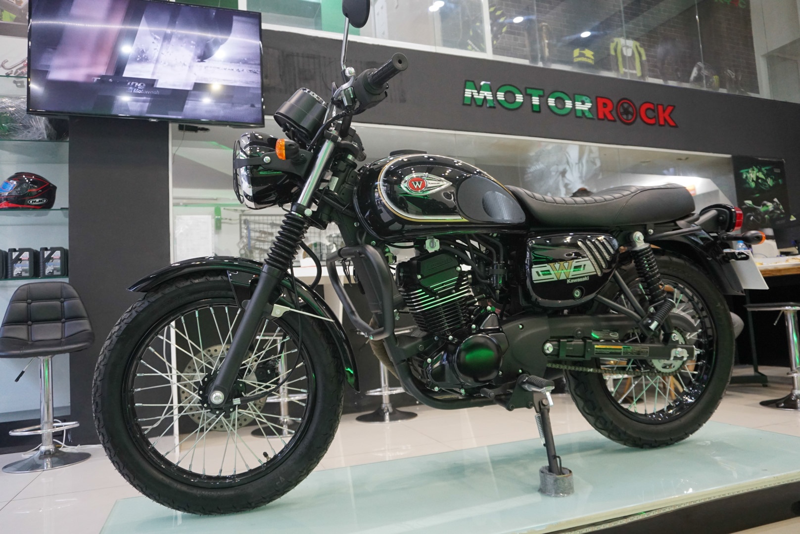 Loat xe may duoi 400 cc dang choi dip Tet hinh anh