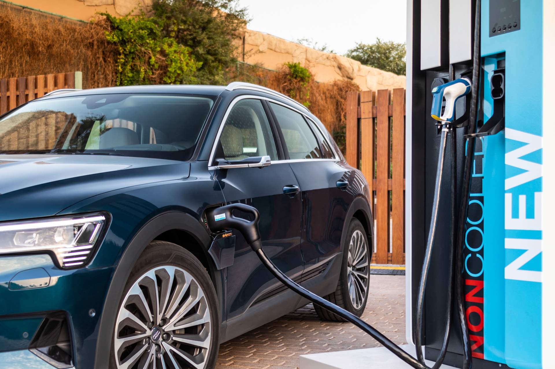 SUV dien Audi E-Tron gia tu 92.300 USD anh 5