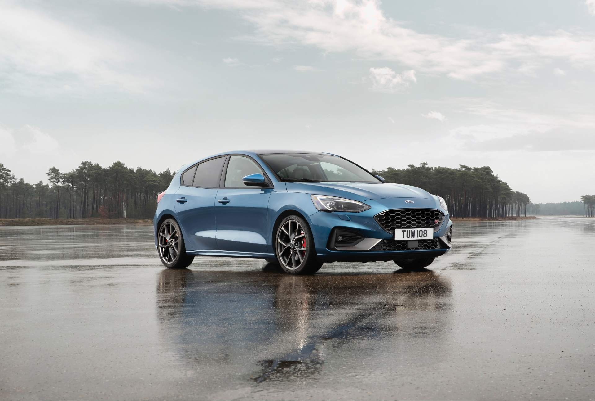 Ford Focus ST 2019 ra mat, trong binh dan nhung manh xap xi Mustang hinh anh