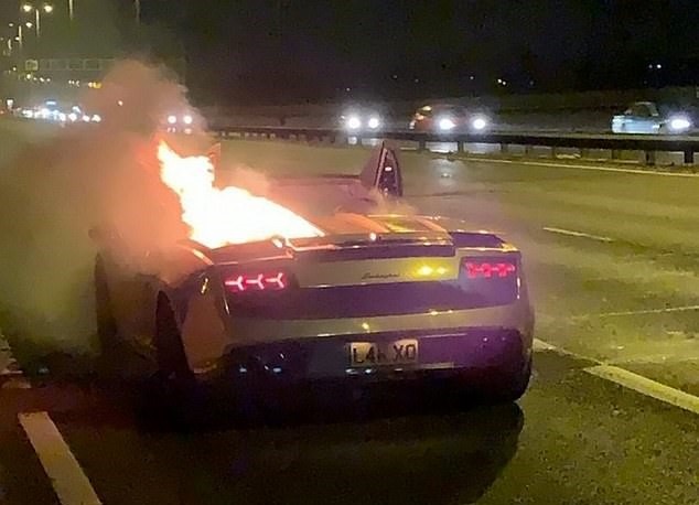 Lamborghini Gallardo ma vang boc chay ngay khi roi dai ly hinh anh