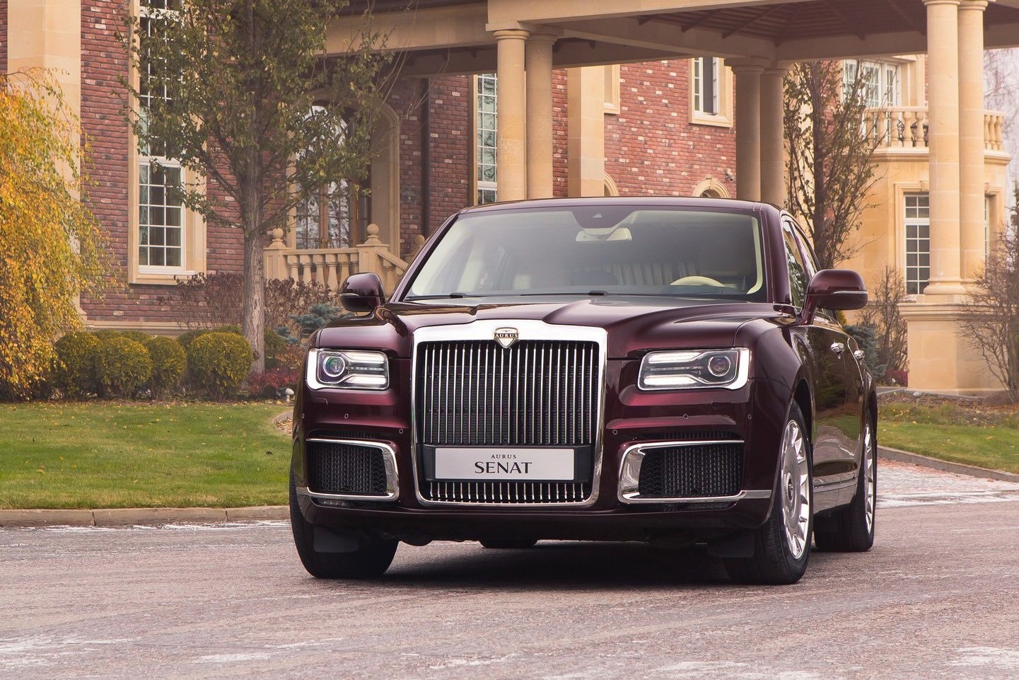 Limousine cua ong Putin co ban thuong mai, doi thu cua Rolls-Royce hinh anh