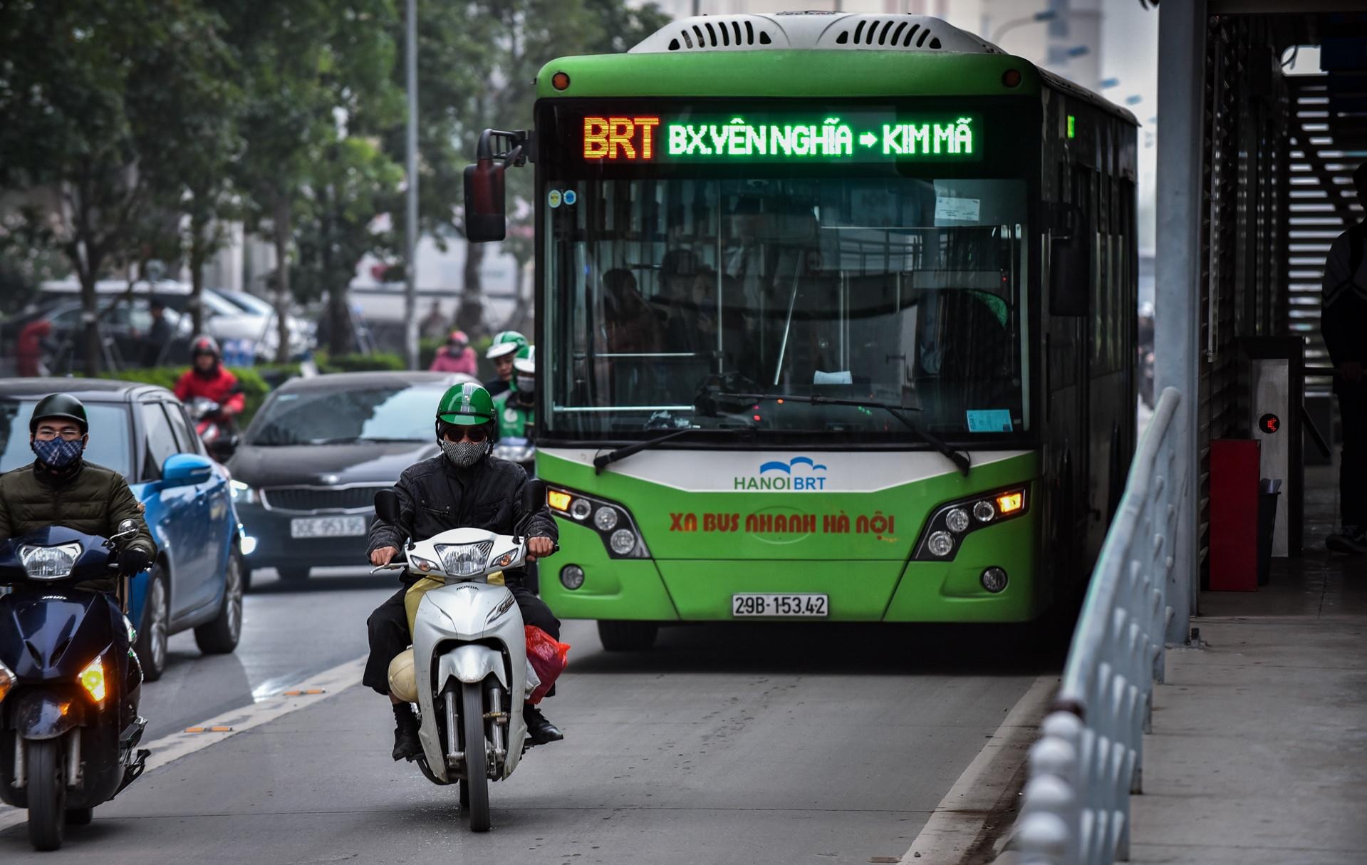 Cấm xe máy,  người dân Hà Nội đi phương tiện gì? ảnh 5 Cam xe may,  nguoi dan Ha Noi di phuong tien gi? anh 5