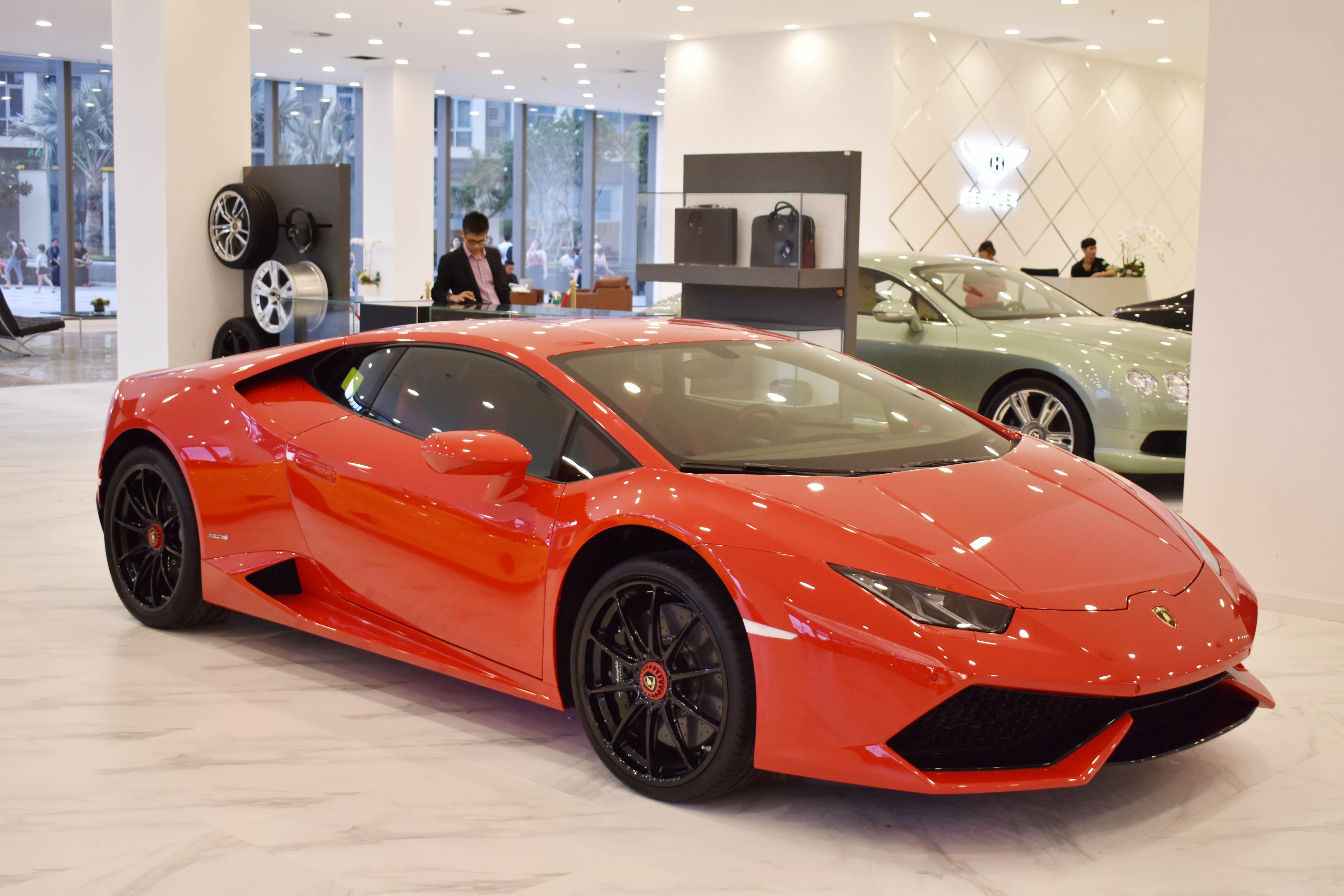 Sieu xe 15,7 ty Aston Martin DB11 co cac doi thu xung tam nao tai VN? hinh anh