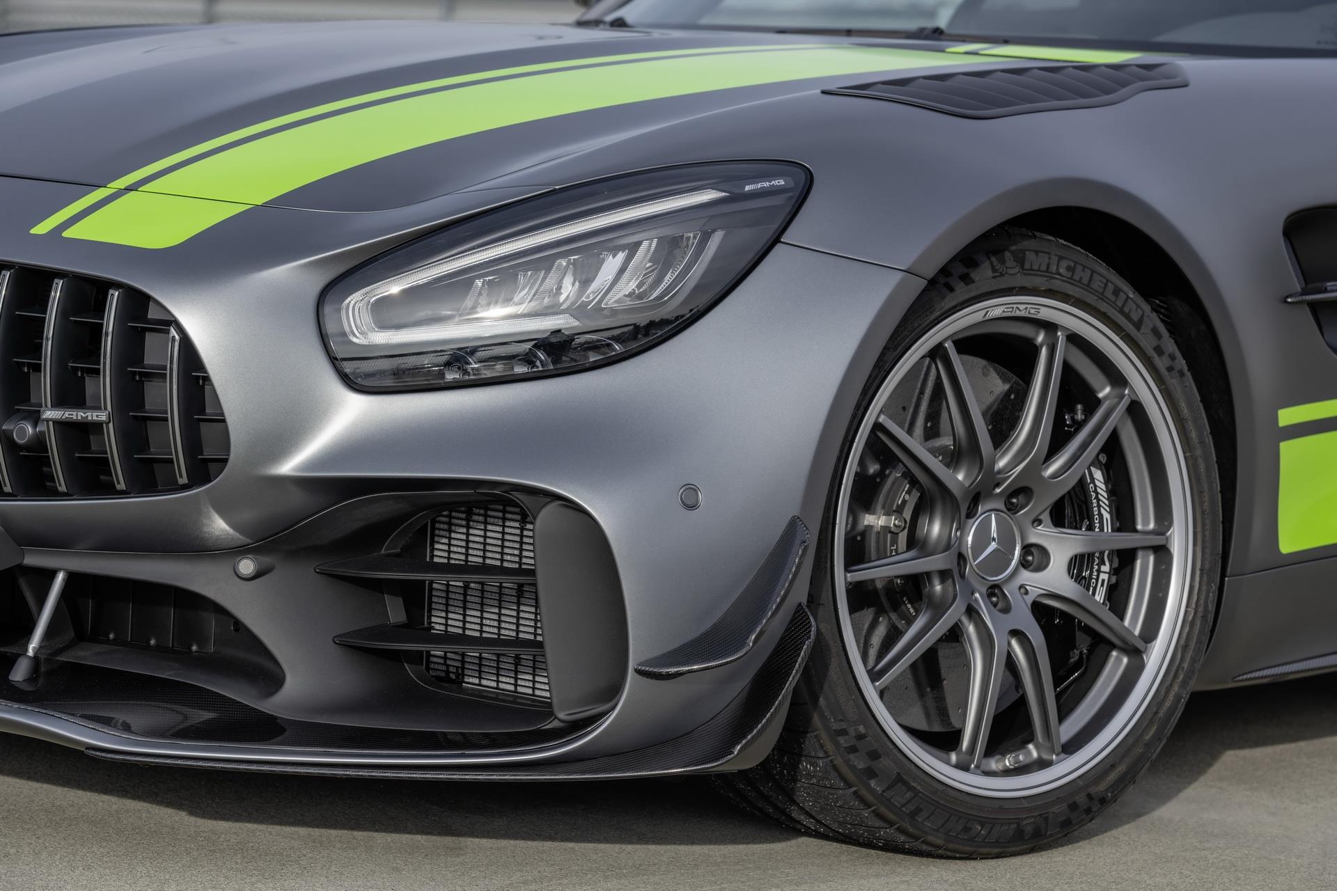 Mercedes-AMG GT R Pro manh ngang xe dua anh 4