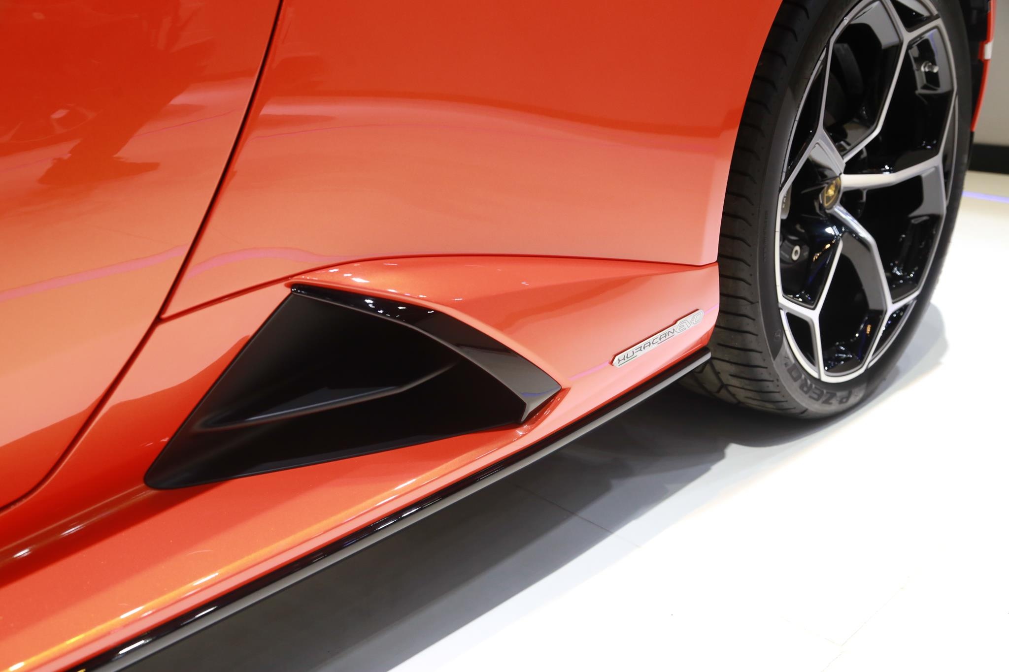 Lamborghini Huracan EVO ra mắt ảnh 10 Lamborghini Huracan EVO ra mat anh 10