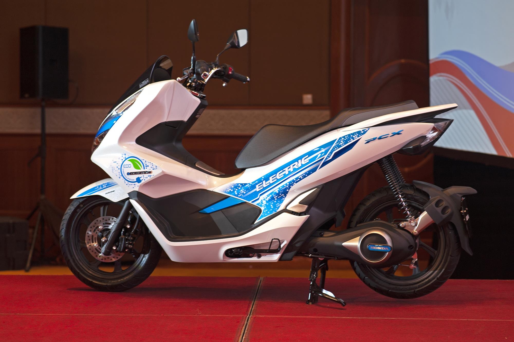 Honda PCX Electric ra mat anh 2