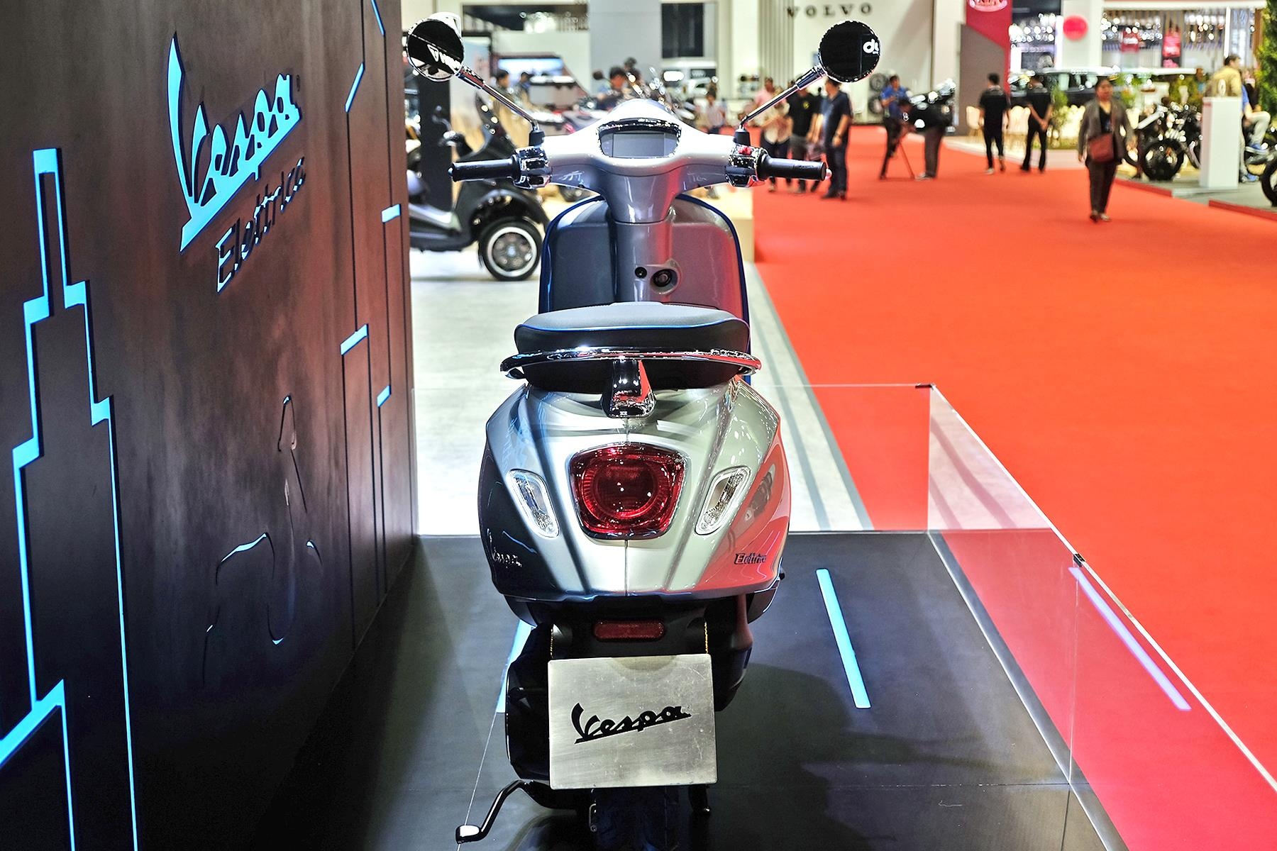 Xe điện Vespa Elettrica ra mắt  ảnh 3 Xe dien Vespa Elettrica ra mat anh 3