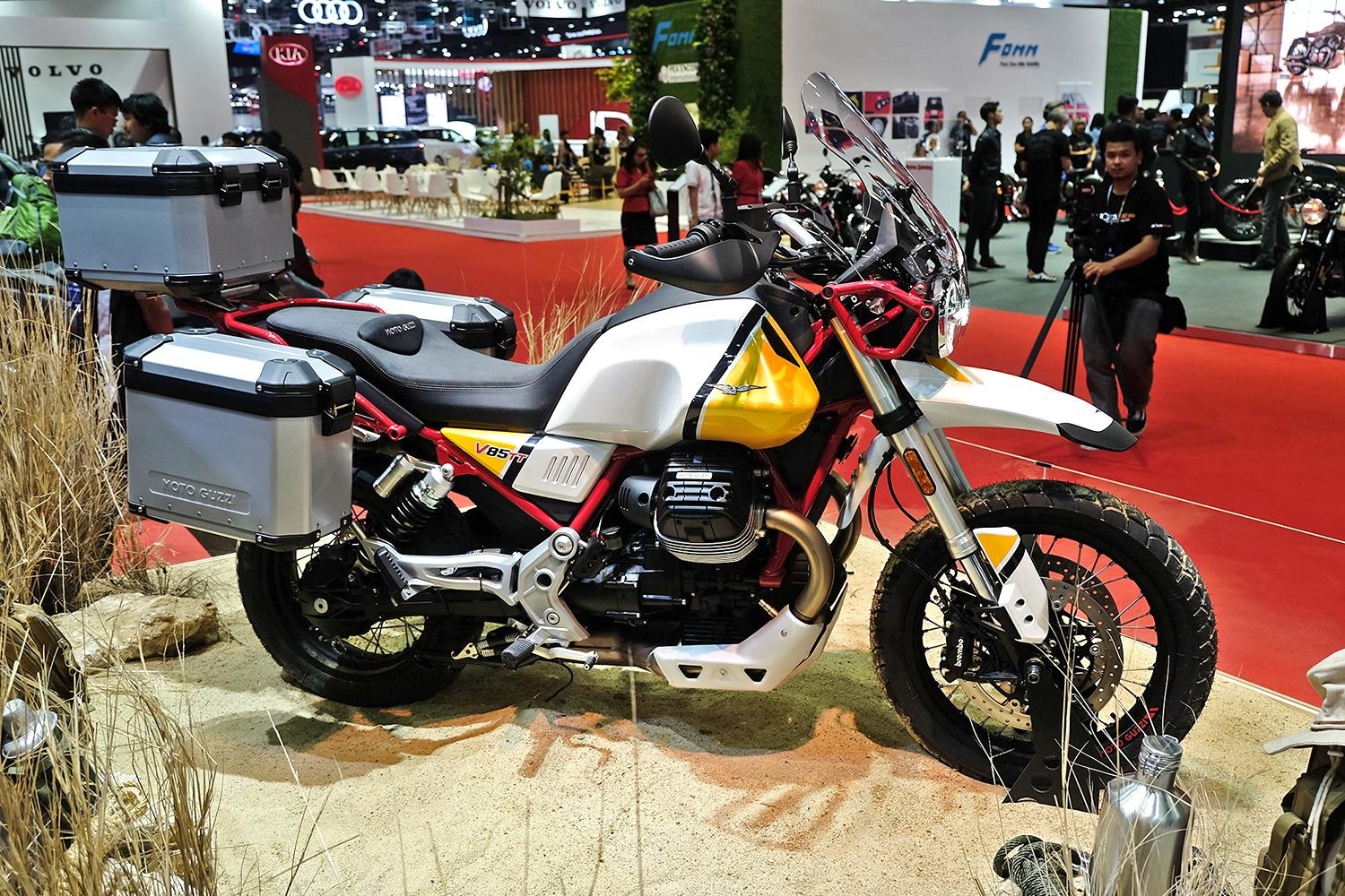 Moto Guzzi V85TT ra mắt ảnh 3 Moto Guzzi V85TT ra mat anh 3