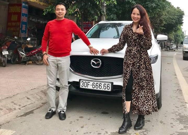 Loat xe binh dan bien so ''ngu quy'' anh 3