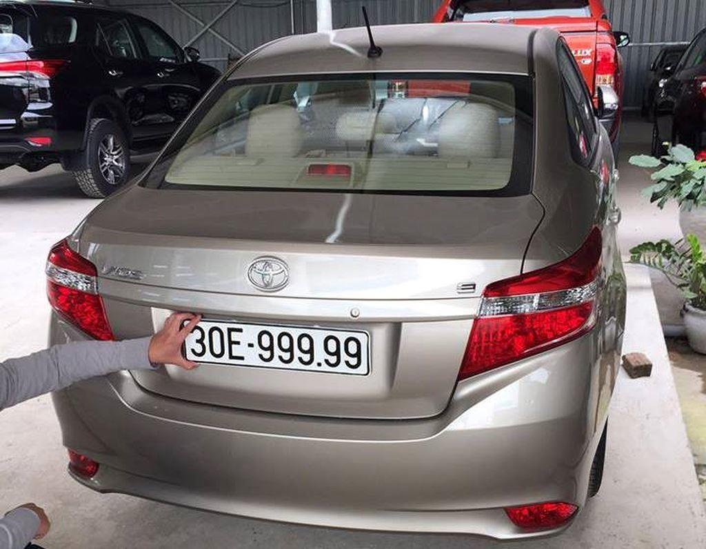 Loat xe binh dan bien so ''ngu quy'' anh 15