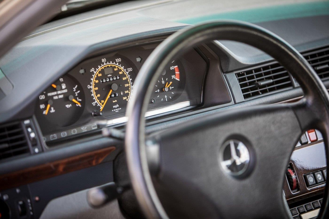 Mr. Bean rao ban xe Mercedes co anh 4