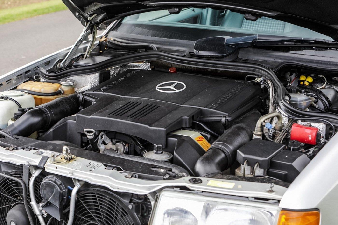 Mr. Bean rao ban xe Mercedes co anh 6