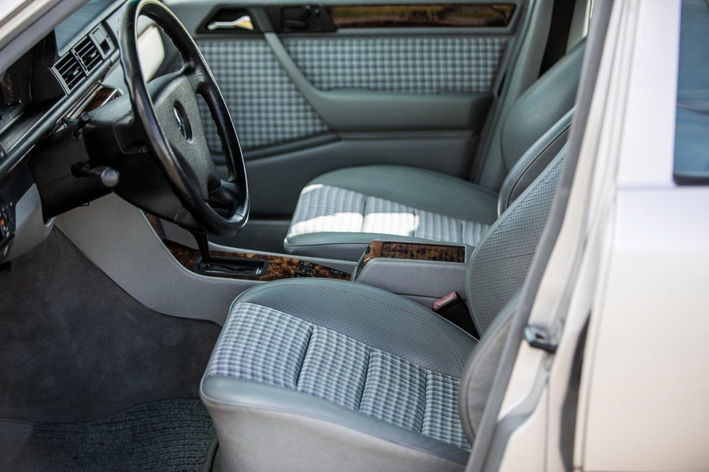 Mr. Bean rao ban xe Mercedes co anh 7