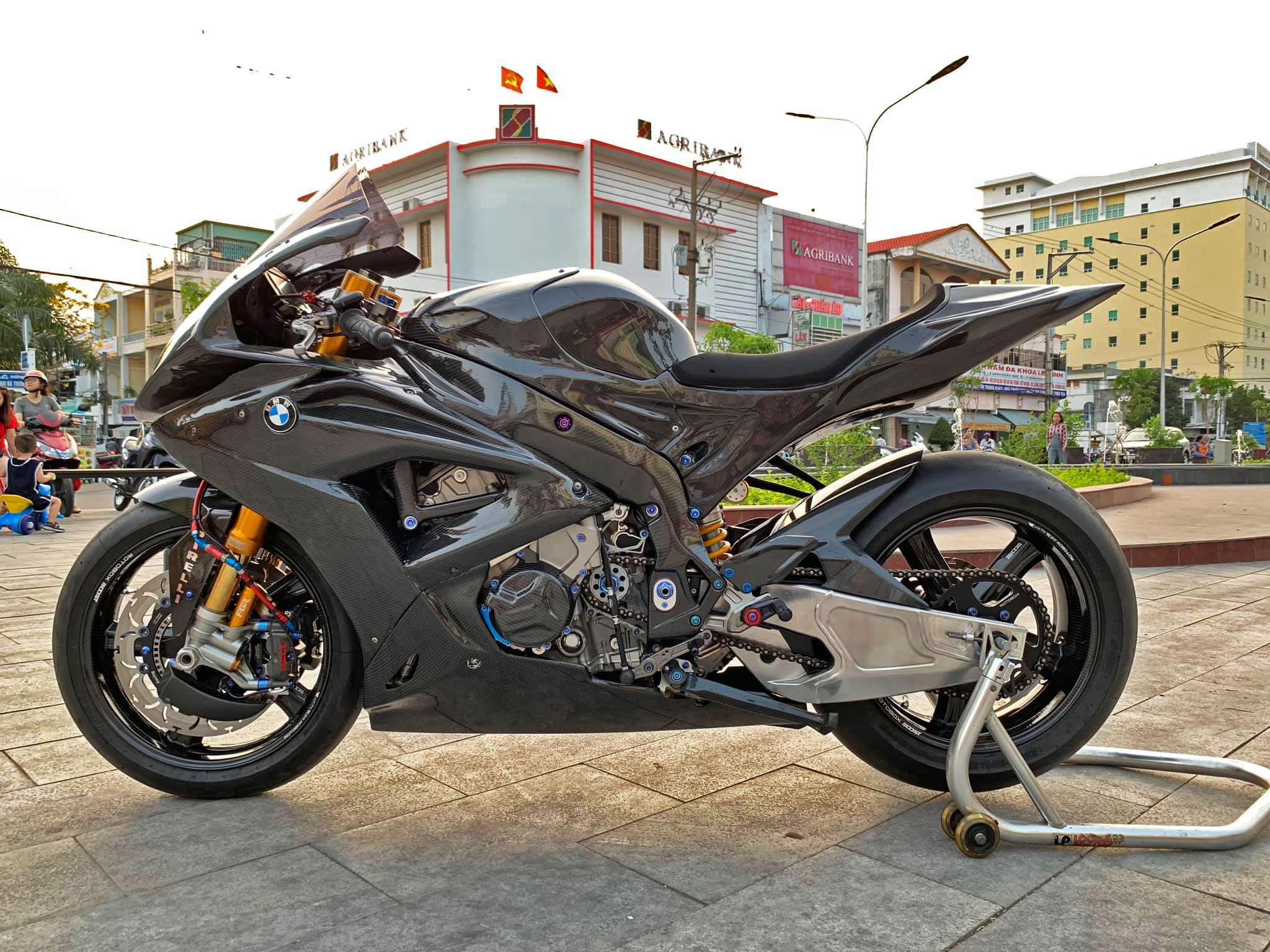 'Ca map' BMW S1000RR voi goi do hon 2 ty cua biker mien Tay hinh anh