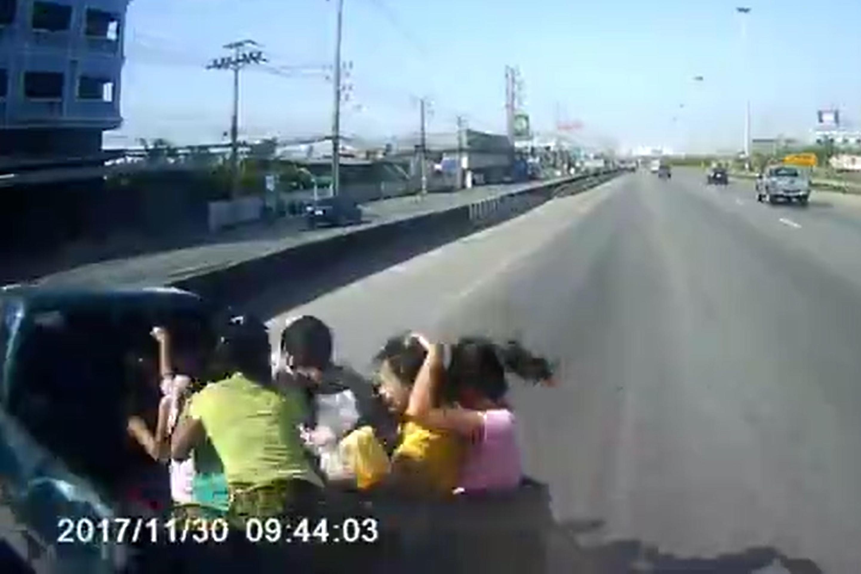 Ngoi tren thung xe ban tai, hanh khach vang ra ngoai sau va cham hinh anh