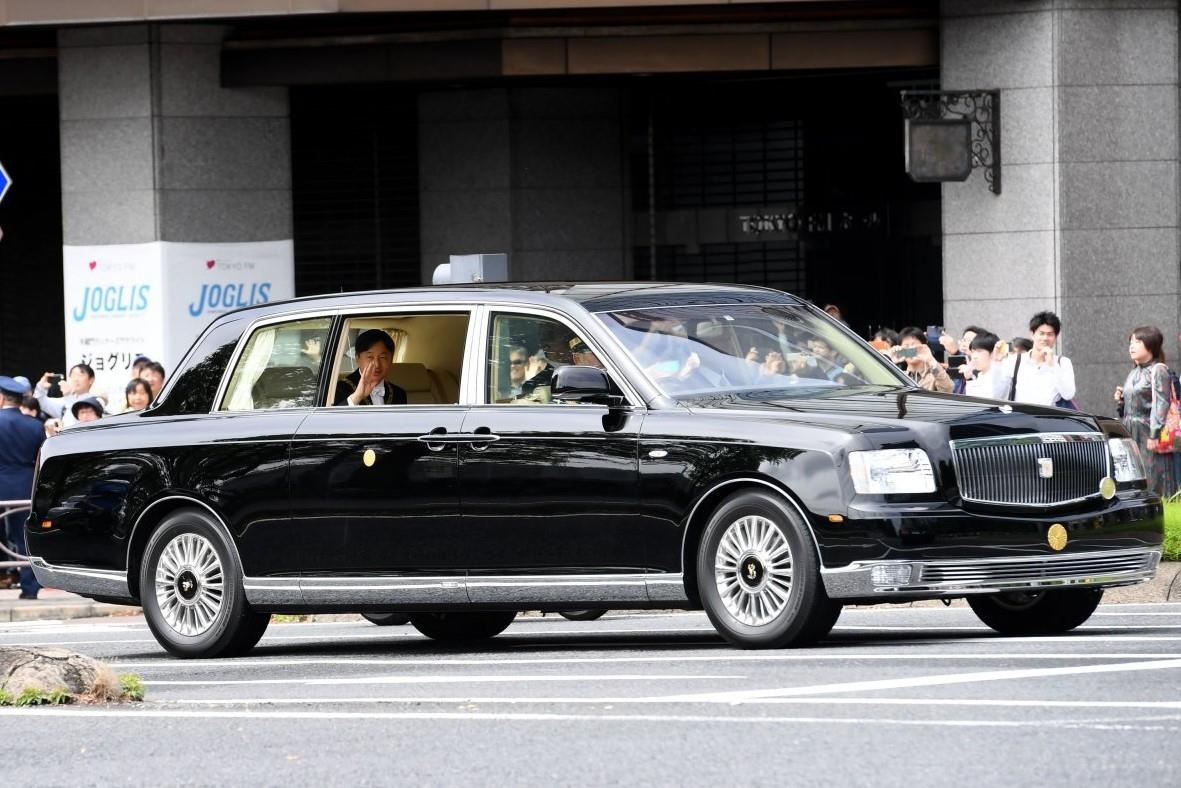 Tan Nhat hoang su dung chiec limousine gi trong le dang quang? hinh anh