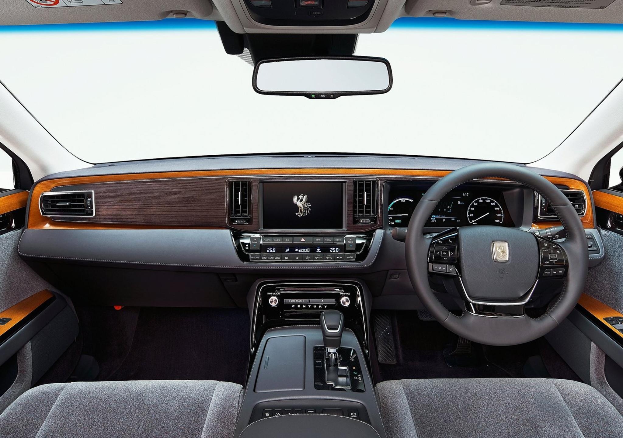 Tan Nhat hoang su dung xe gi trong le dang quang? anh 6