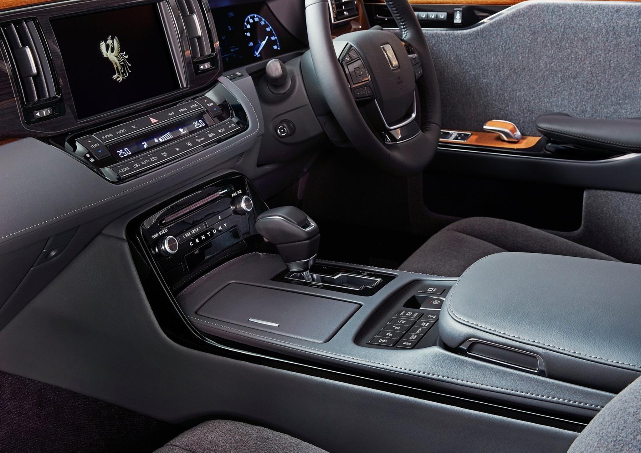 Tan Nhat hoang su dung xe gi trong le dang quang? anh 7