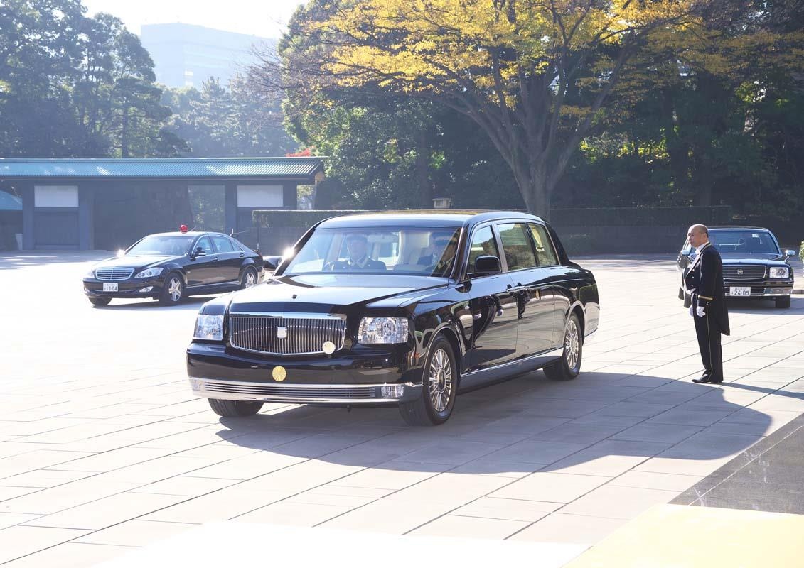 Tan Nhat hoang su dung xe gi trong le dang quang? anh 8