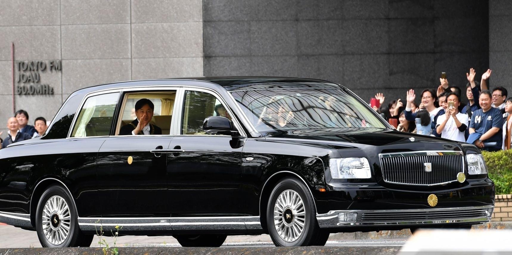 Tan Nhat hoang su dung xe gi trong le dang quang? anh 1