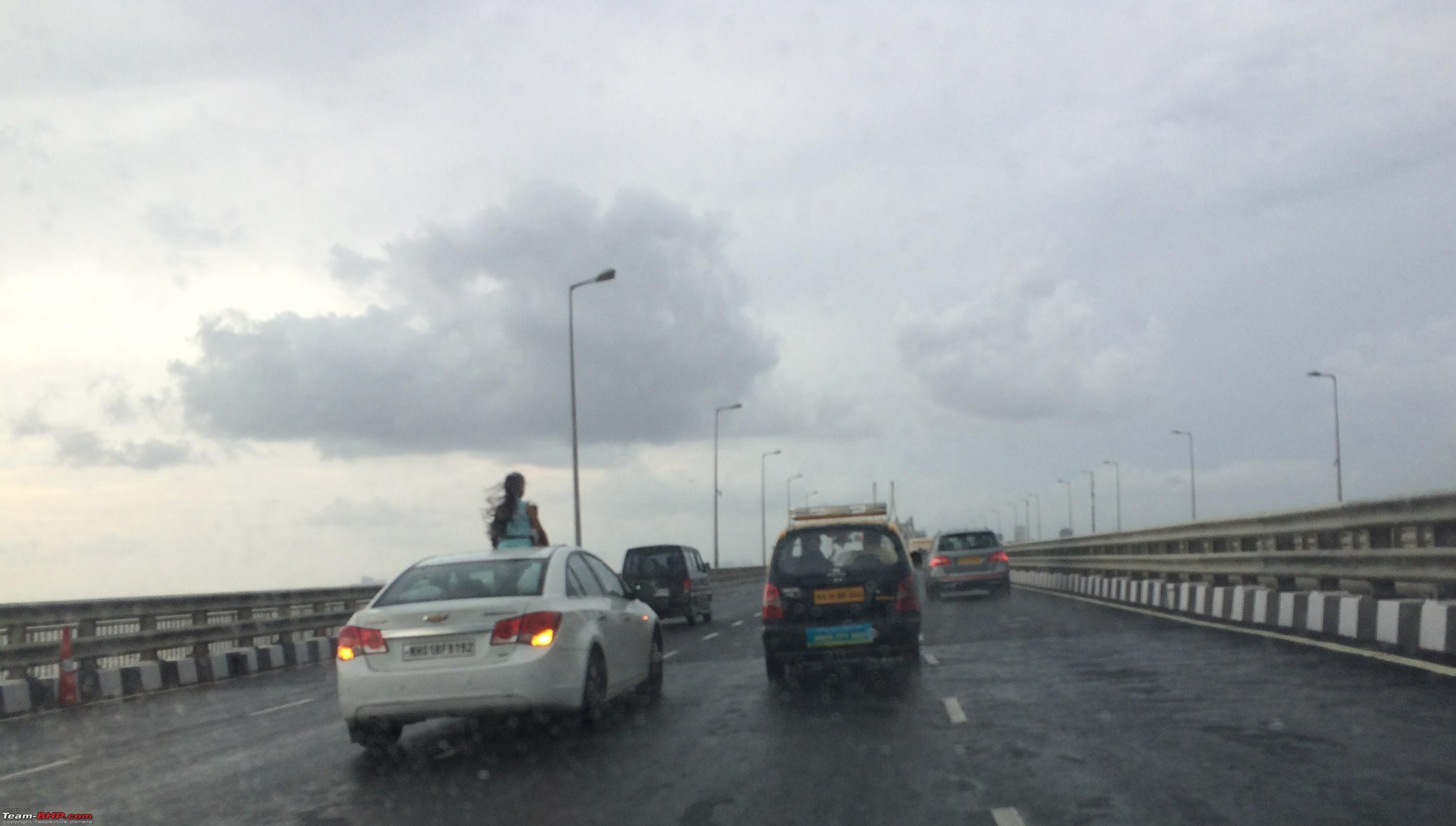 Tre em tho dau ra cua so troi anh 4