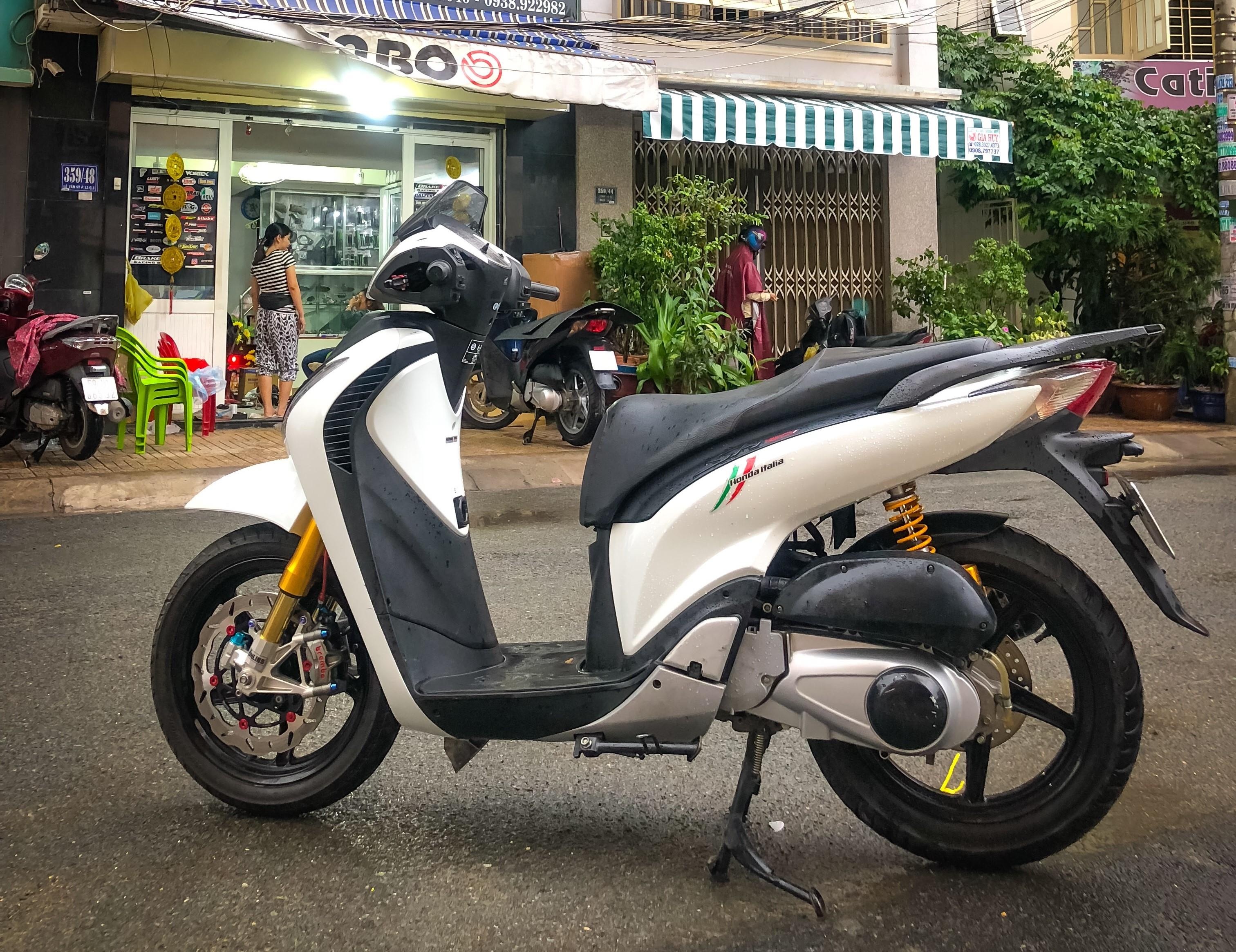 Honda SH 150i do giam xoc cua 'sieu moto' o SG anh 1