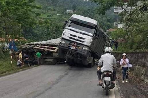 Lat nghieng tren deo, xe dau keo chan ngang Quoc lo 3 hinh anh