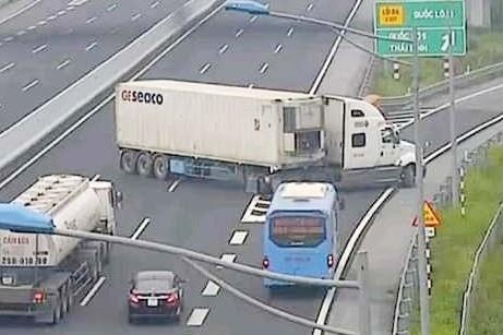 Lui xe, di nguoc chieu tren cao toc co the phat 18 trieu dong hinh anh