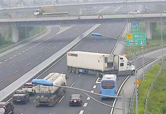 Lui xe,  di nguoc chieu tren cao toc anh 1