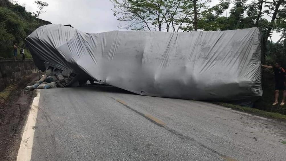 Xe dau keo bi lat tren deo anh 2