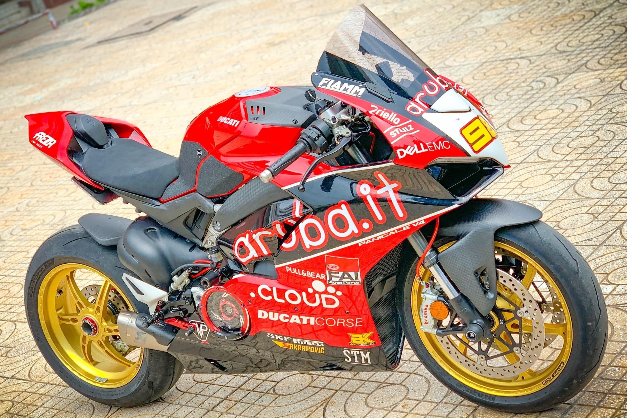 Ducati Panigale V4 do 200 trieu, bien thanh xe dua WSBK tai Sai Gon hinh anh