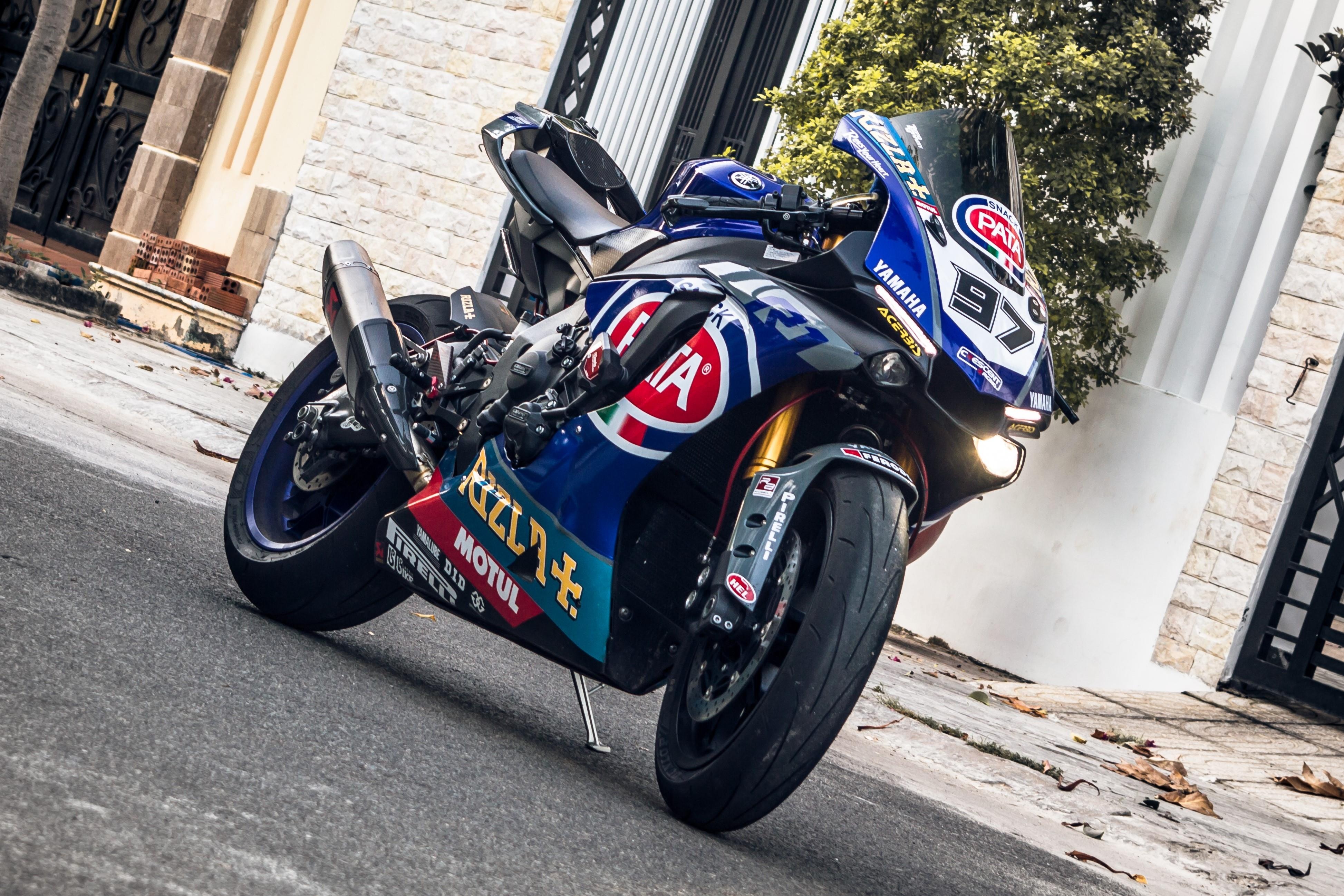 Yamaha R1 do xe dua tai Sai Gon anh 1