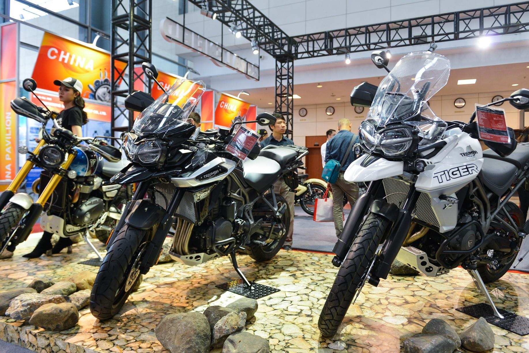 Nhieu mau moto khung hoi tu tai HN, vang bong Ducati hinh anh