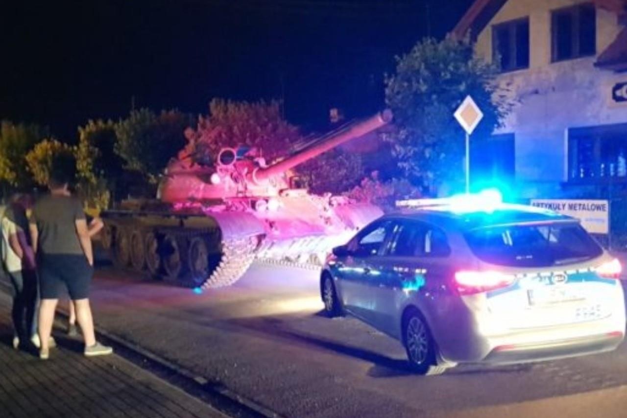 Say ruou, nguoi dan ong lai xe tang 'dao mat' o Ba Lan hinh anh