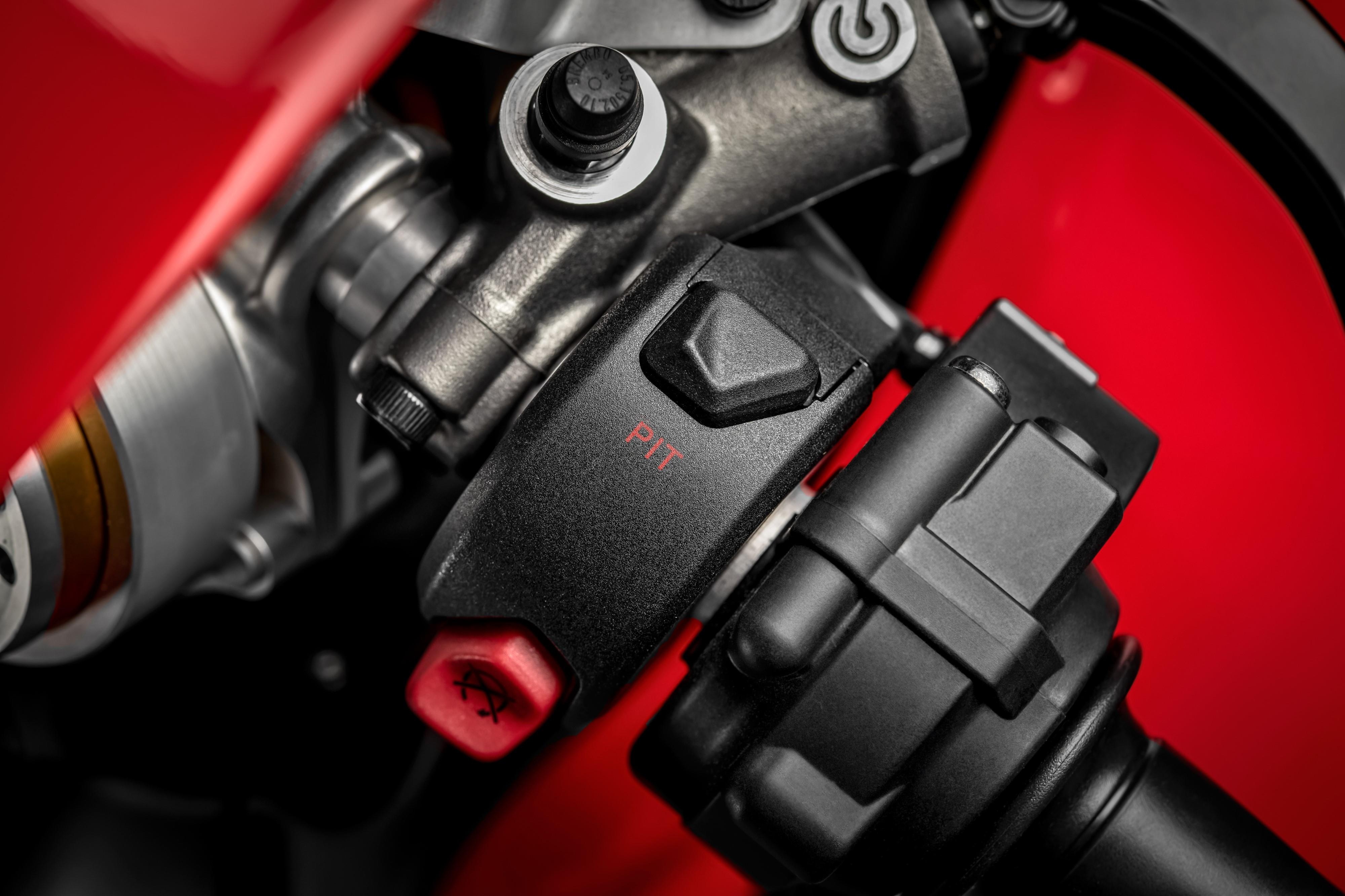 Ducati Panigale V4 R cap ben Malaysia anh 8