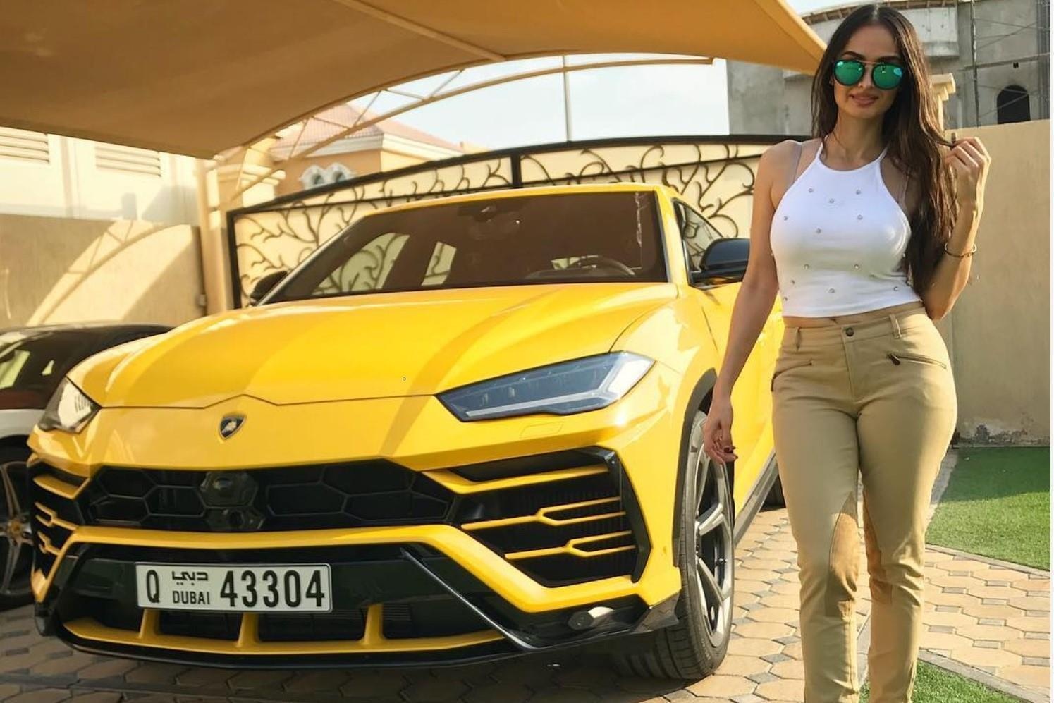 Nu hoa si xinh dep so huu dan sieu xe hang trieu USD hinh anh