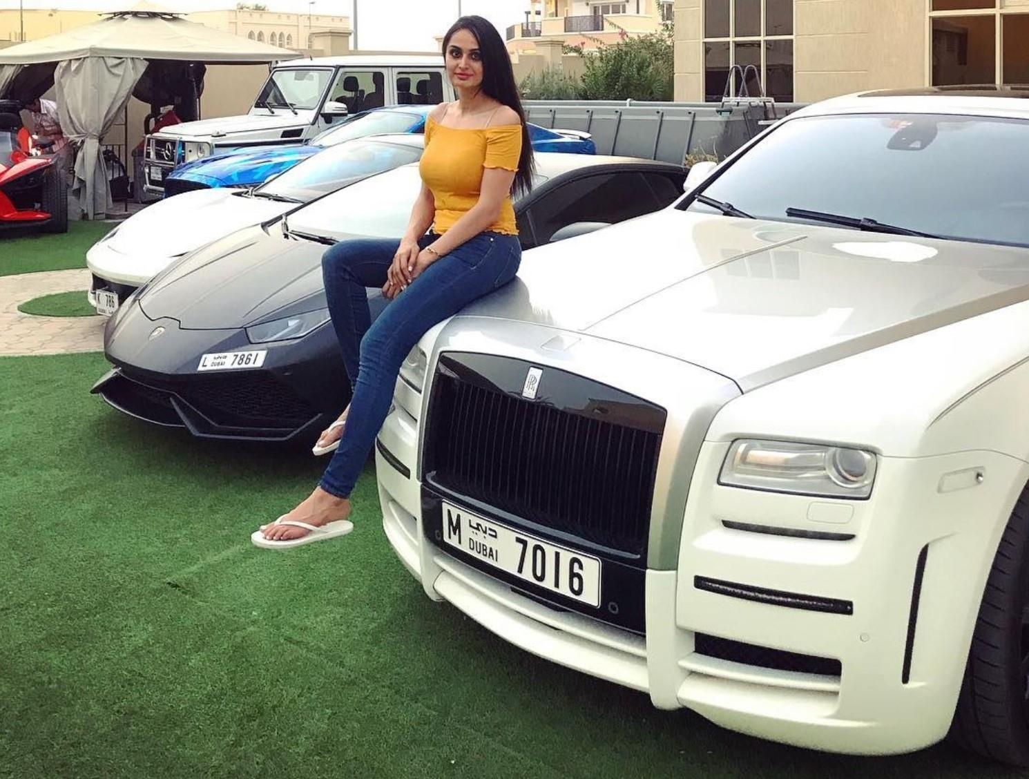 Nu hoa si so huu dan sieu xe mo uoc anh 1